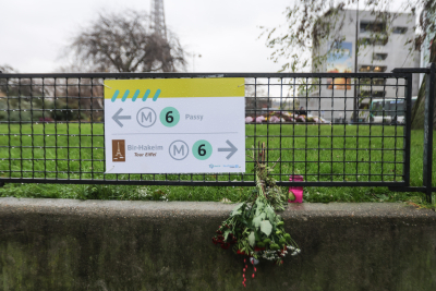 Λουλούδια στο σημείο που δολοφονήθηκε Γερμανούς τουρίστας στο Παρίσι