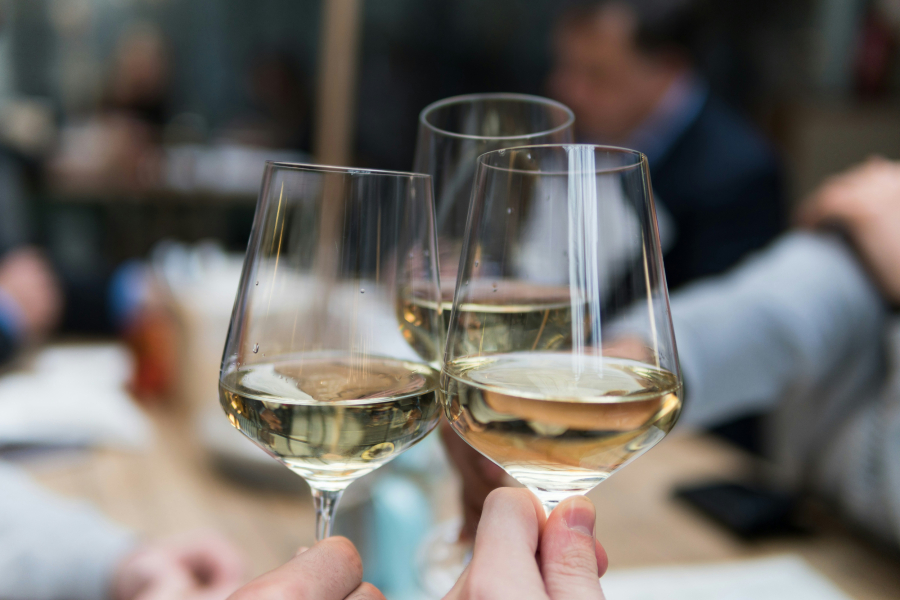 Εστιατόριο προσφέρει δωρέαν κρασί σε όποιον αφήσει στην άκρη το κινητό του
