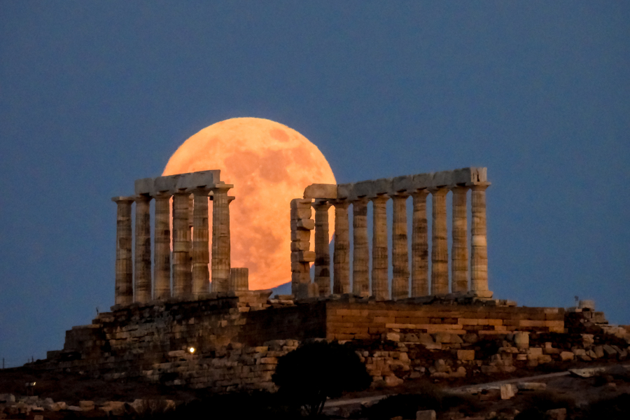 Μαγικές εικόνες από την «πανσέληνο της Φράουλας»