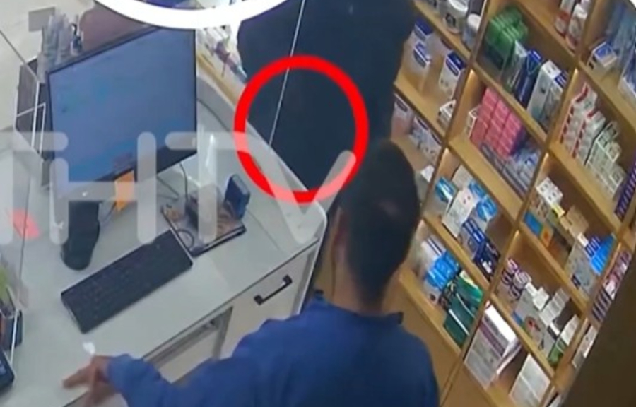 Κρήτη: Τρόμαξε ο ληστής με την ομπρέλα - Καρέ καρέ η απόπειρα σε φαρμακείο