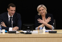 Το φάντασμα της Ελλάδας πλανάται στη Γαλλία - Η Λεπέν απειλεί με νέα κρίση την Ευρωζώνη