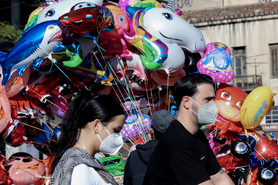 Η Σουηδία επιβάλλει νέα μέτρα καθώς αυξάνονται τα κρούσματα κορονοϊού