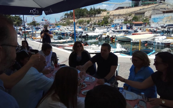 Σε ουζερί στο Κερατσίνι ο Τσίπρας - Συνάντηση με δημοσιογράφους (pics)