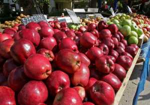 Δέσμευση 2.380 κιλών μήλων σε επιχείρηση του Πειραιά