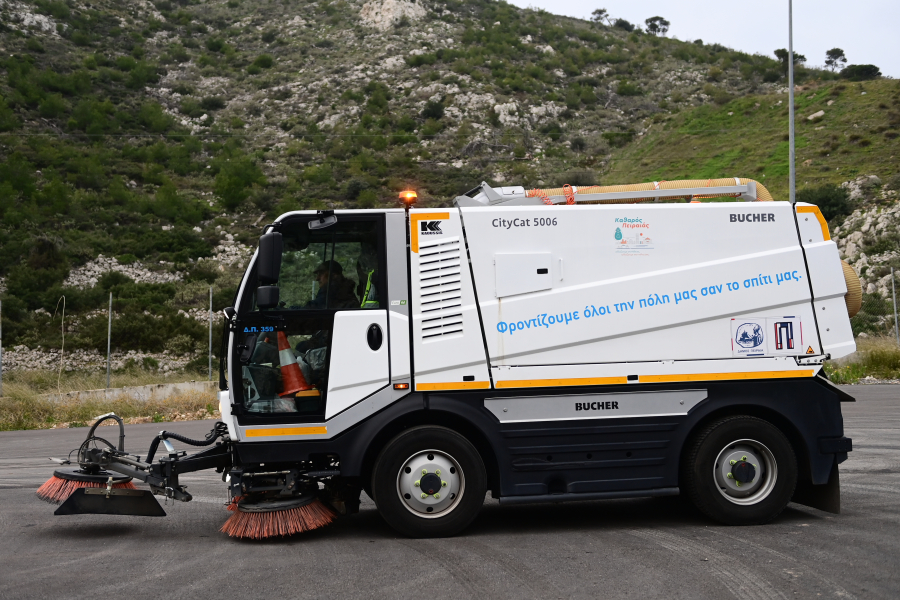 Όχημα προσέκρουσε σε απορριμματοφόρο στην Κόρινθο - Τραυματίστηκαν τρεις εργαζόμενοι