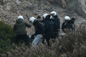 Νέο ντοκουμέντο ντροπή με την ωμή και αναίτια βία των ΜΑΤ στην Χίο