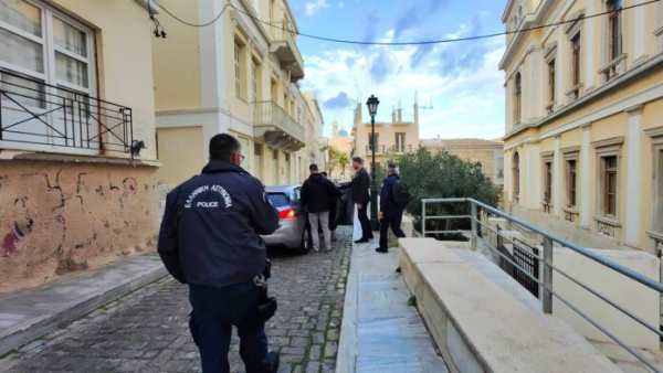 Έγκλημα στη Φολέγανδρο: «Μας πήραν τηλέφωνο και μας είπαν πως ο Δημήτρης κατηγορείται για δολοφονία», δήλωσε η μητέρα του κατηγορούμενου