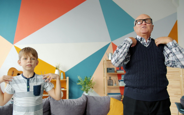 Γυμναστική: Η άσκηση κορμού που πρέπει να κάνουμε όλοι μετά τα 65, καθημερινά (Βίντεο)