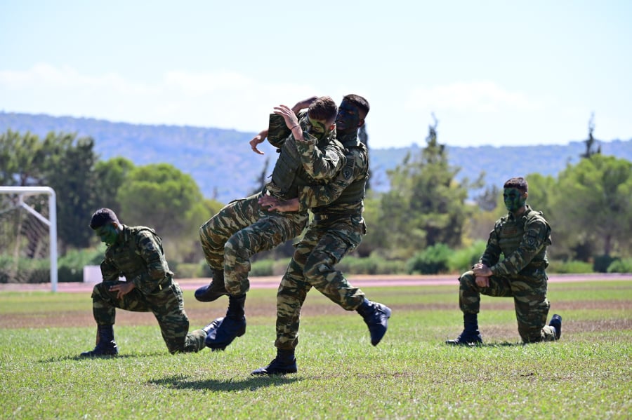 Ανοίγει ο δρόμος για την υποχρεωτική στράτευση των γυναικών