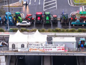 Οι αγρότες στα μπλόκα: Έξοδος εκδρομέων με χαμηλές ταχύτητες, από παρακαμπτηρίους η κυκλοφορία στη Νίκαια