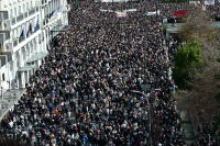 Τέμπη: Λαοθάλασσα στη συγκέντρωση στο Σύνταγμα - Επιχείρηση διάλυσης με δακρυγόνα