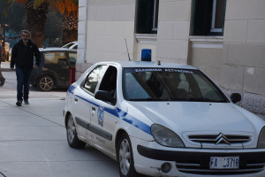 Κρήτη: Χτύπησαν, κούρεψαν και κλείδωσαν στο σπίτι το κορίτσι - Μητέρα και πατριός συνελήφθησαν