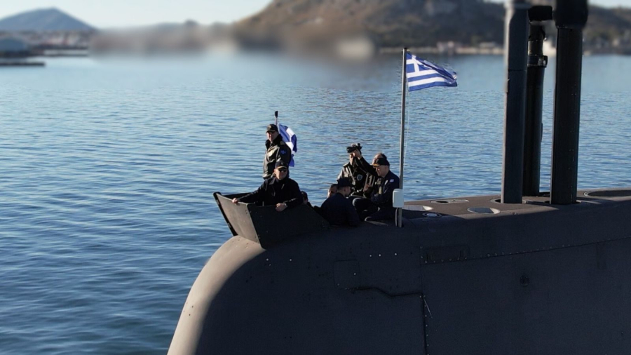 Ο Ν. Δένδιας παρακολούθησε βολή νέου τύπου τορπίλης από το υποβρύχιο «Πιπίνος»
