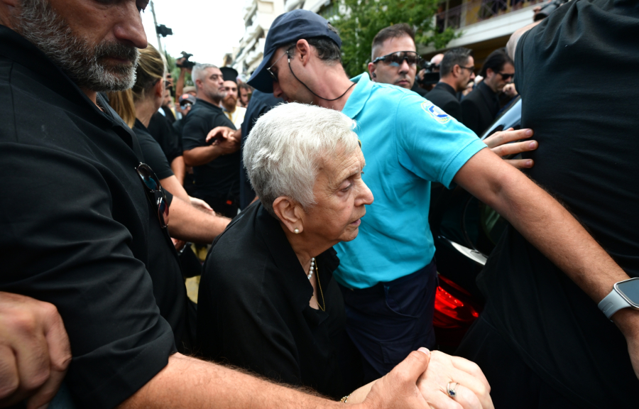 Συγκινεί η μητέρα του Γιώργου Μαζωνάκη: «Είναι αργά πια, έχασα τον λεβέντη μου»
