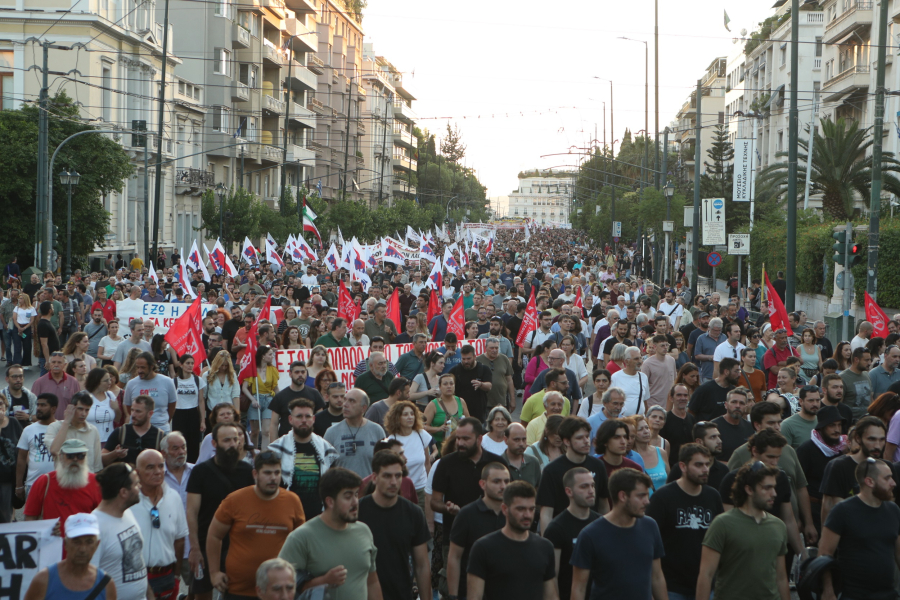 Πλήθος κόσμου στο αντιπολεμικό συλλαλητήριο στο κέντρο της Αθήνας (Εικόνες και βίντεο)