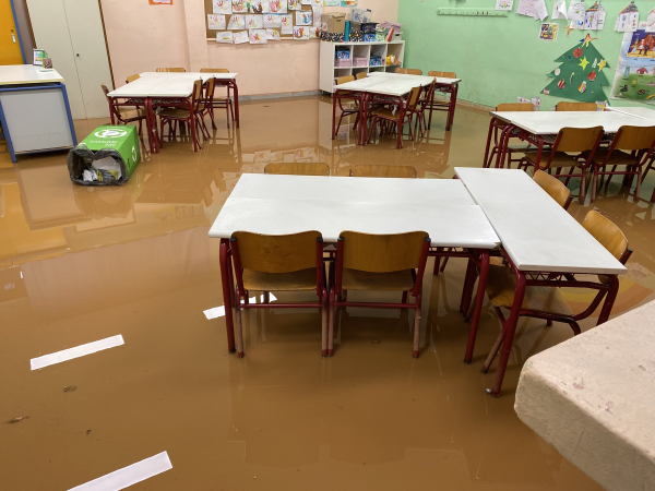 Κακοκαιρία στην Αττική: Πλημμύρισε το 3ο Δημοτικό Κορωπίου (εικόνες)