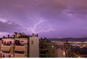 «Βροχή κεραυνών» έφερε νέες εστίες φωτιάς σε Αττική και Άνδρο: Τι είναι το φαινόμενο της «ξηρής καταιγίδας»