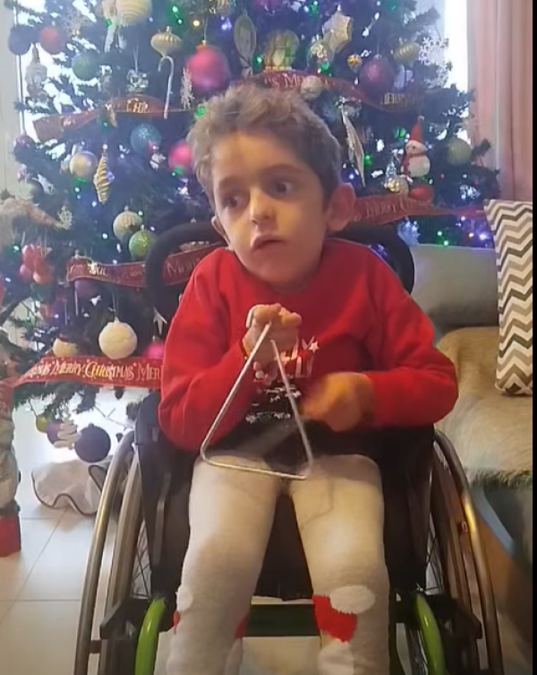 Χριστούγεννα 2025: Ο Παναγιώτης Ραφαήλ λέει τα κάλαντα και μάς εύχεται «χρόνια πολλά»