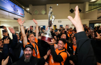 Πανηγυρισμοί έως το πρωί στο Ηράκλειο: Στην Κρήτη με το Κύπελλο οι θριαμβευτές του ΟΦΗ (εικόνες)