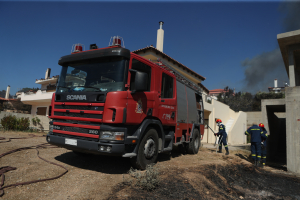 Σε εξέλιξη η φωτιά σε επιχείρηση πλυντηρίων ρούχων στη Μύκονο