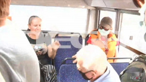 Νέο περιστατικό: Πιάστηκαν στα χέρια ηλικιωμένος και γυναίκα σε λεωφορείο για τη χρήση μάσκας (vid)