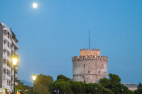 Αιματηρό επεισόδιο στη Θεσσαλονίκη - Μαχαίρωσαν 22χρονο στη μέση του δρόμου