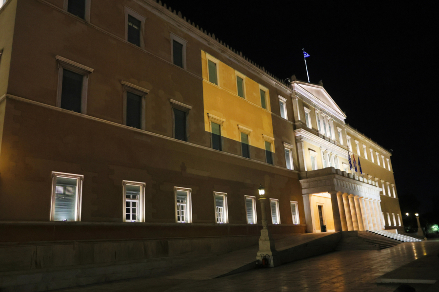 Η Βουλή φωταγωγήθηκε για να τιμήσει την παγκόσμια ημέρα έμφυλης βίας κατά των γυναικών
