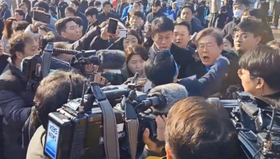 Νότια Κορέα: Εκτός κινδύνου ο ηγέτης της αντιπολίτευσης - Ο δράστης του ζήτησε αυτόγραφο πριν τον μαχαιρώσει