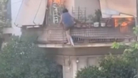 Βίντεο-ντοκουμέντο από τη φωτιά στην Καλλιθέα - Η στιγμή που 75χρονη πηδάει από το μπαλκόνι για να σωθεί