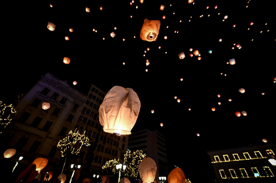 Δήμος Αθηναίων: 1.500 φαναράκια στον ουρανό της πρωτεύουσας στη Νύχτα των Ευχών