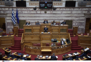 Βουλή: Μετωπική σύγκρουση κυβέρνησης – αντιπολίτευσης για τράπεζες και οικονομία