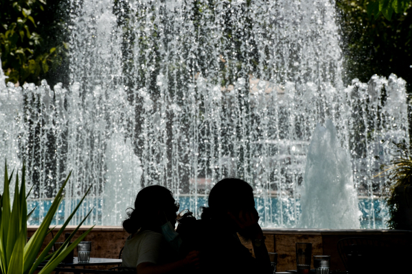 Καιρός: «Πλακώνουν» οι ζέστες, «μια ανάσα από τα πρώτα 40άρια» λέει ο Καλλιάνος