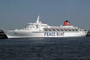 Μηνύματα αλληλεγγύης «αποβιβάζει» στο Πειραιά το «Πλοίο της Ειρήνης»