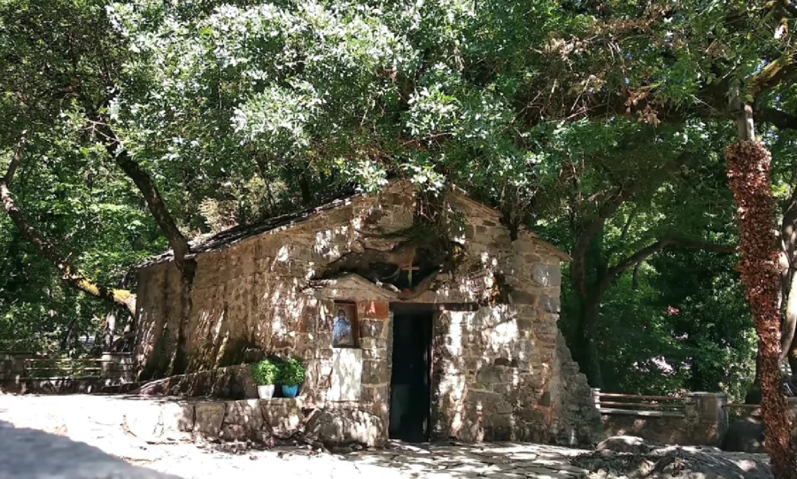 Το χωριό της Αρκαδίας με το πιο ιδιαίτερο εκκλησάκι και τα 17 δέντρα στη σκεπή του