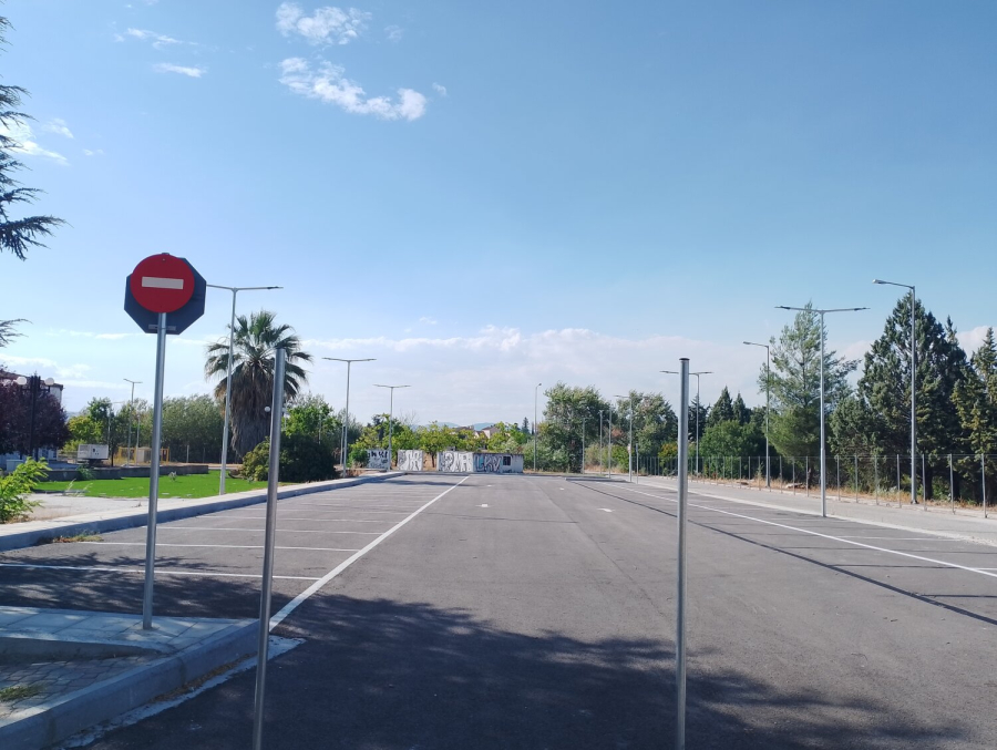 Τέμπη: Ξεκίνησε η διαμόρφωση του εξωτερικού χώρου της αίθουσας για τη δίκη… με συρματόπλεγμα