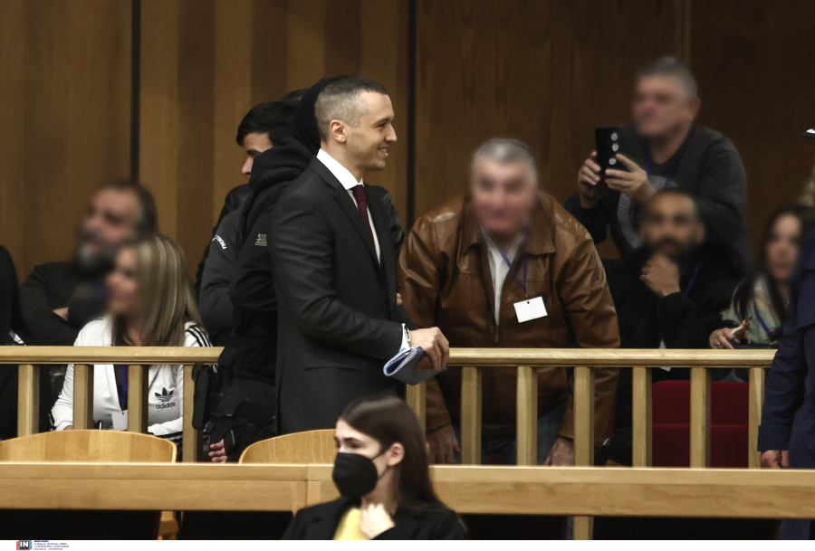 Αθώος ο Κασιδιάρης για υποκίνηση μίσους, υποδοχή με συνθήματα υποστήριξης από οπαδούς στην Ευελπίδων