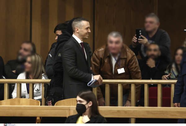 Αθώος ο Κασιδιάρης για υποκίνηση μίσους, υποδοχή με συνθήματα υποστήριξης από οπαδούς στην Ευελπίδων