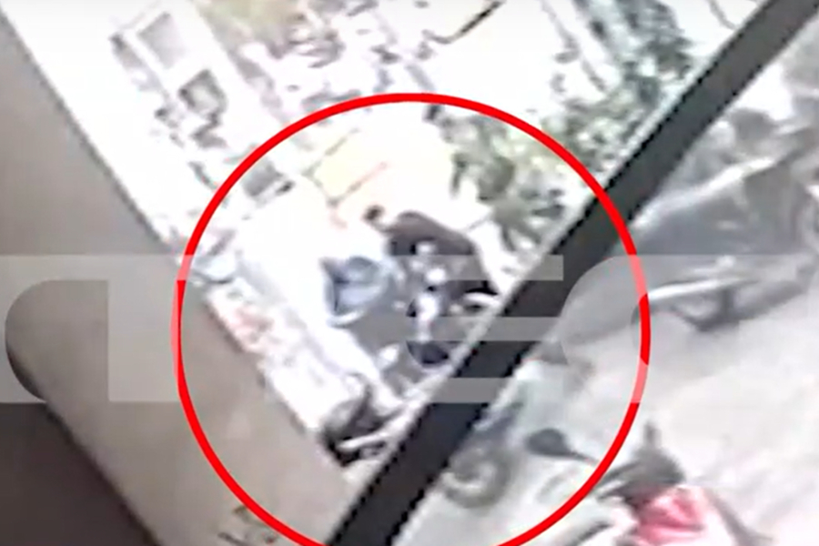 Ομόνοια: Η στιγμή που εργαζόμενοι αφήνουν τη σορό του 57χρονου άστεγου στον δρόμο (Βίντεο)