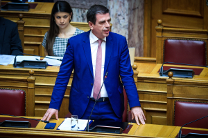 Πυρά κατά Καιρίδη στη Βουλή για τη «διχοτόμηση της Κύπρου»