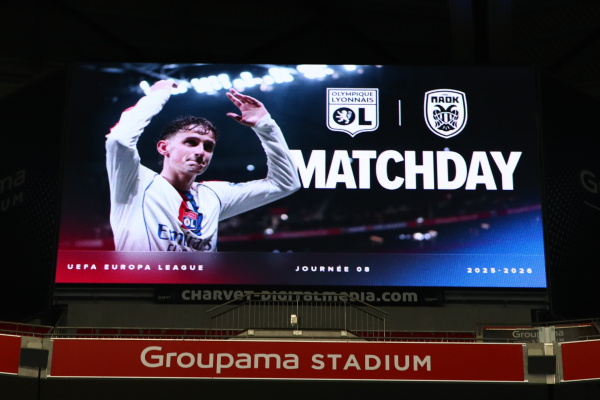 Λυών-ΠΑΟΚ: Το πανό στην κερκίδα των φιλοξενούμενων για τους 7 αδικοχαμένους οπαδούς