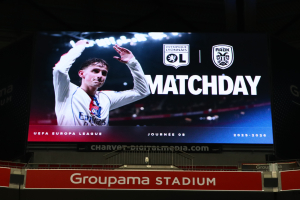 Λυών-ΠΑΟΚ: Το πανό στην κερκίδα των φιλοξενούμενων για τους 7 αδικοχαμένους οπαδούς