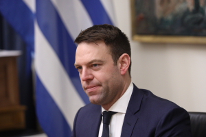 Επιστολική ψήφος: «Έξω από κάθε κοινοβουλευτική δεοντολογία η τροπολογία Κεραμέως»