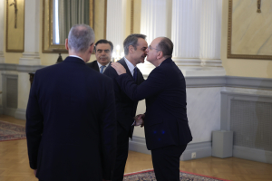 Η αντιπολίτευση βάζει στο κάδρο τον Κ. Μητσοτάκη μετά την παραίτηση Λαζαρίδη