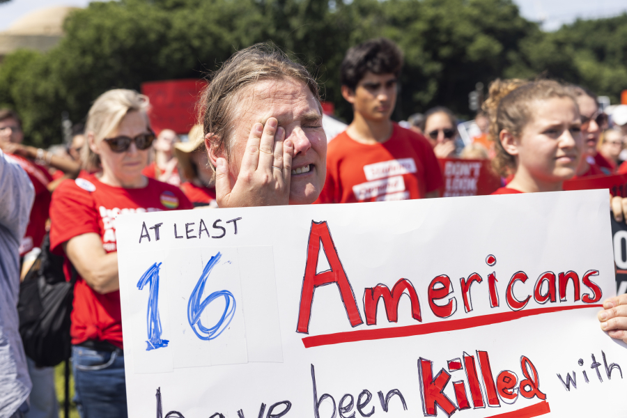 Σημαντική πρωτοβουλία για τον έλεγχο των όπλων στις ΗΠΑ, αλλά «όχι αρκετή»