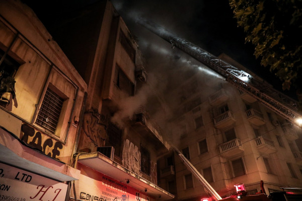 Φωτιά σε διαμέρισμα στο κέντρο της Αθήνας - 27 πυροσβέστες στο σημείο (pics)
