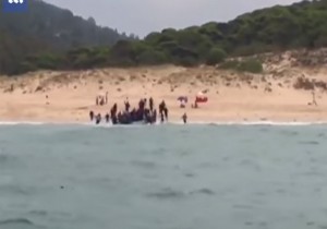 Ισπανία: Μετανάστες έτρεχαν σε παραλία ανάμεσα σε λουόμενους για να ξεφύγουν από την αστυνομία (vid)