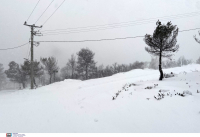 Η «Ελπίδα» σφυροκοπά την Κρήτη, με πυκνό χιόνι και διακοπές ρεύματος