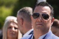 Απτόητος ο Άδωνις - Τον έδιωχναν αλλά εκείνος επέμενε να χαιρετά (Βίντεο)