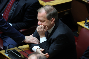 Ανοιχτό... παράθυρο για παραπομπή Κ. Καραμανλή σε βαθμό κακουργήματος αφήνει η κυβέρνηση
