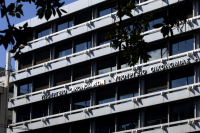 Εξετάζεται μείωση ΦΠΑ στα τρόφιμα, «θα συνεχίσουμε να στηρίζουμε τον κόσμο», διαβεβαίωσε ο Σταϊκούρας